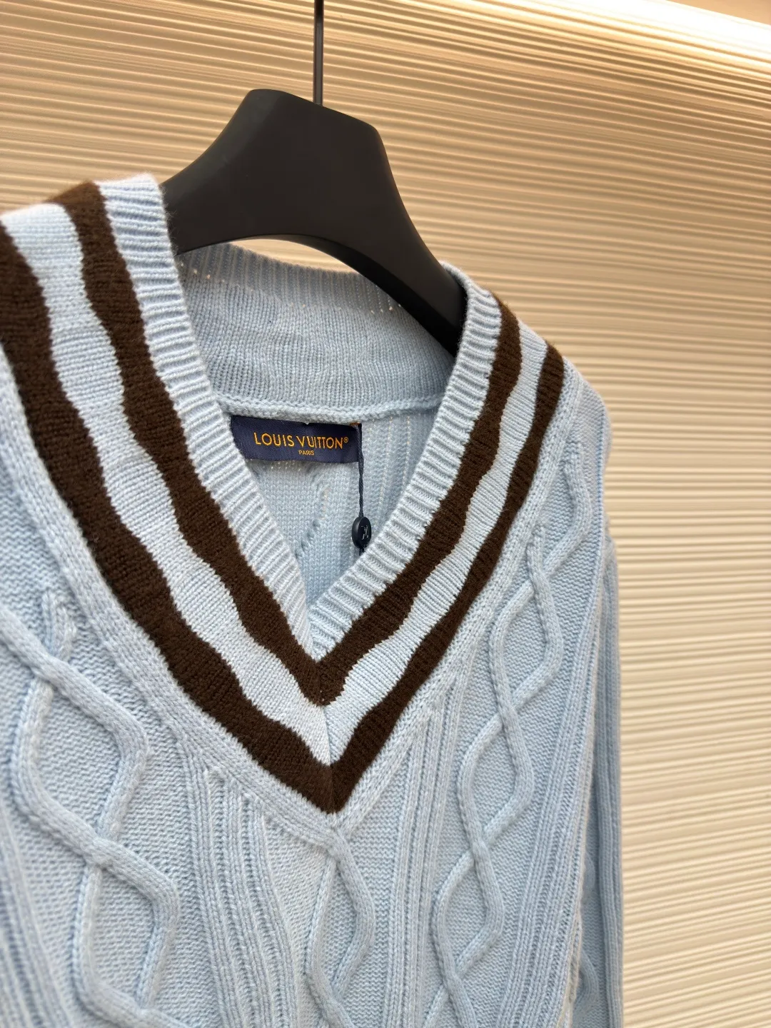 LOUIS VUITTON large V-neck cardigan with strokes ●Authentic product: Purchased and developed for 16600 ●Item number: 1680290-B55 ●Fabric: wool fabric ●Technology: knitting ●Version: fitted version ●Weight: about 705 grams ●Size: XS-S-M-L ●Description: 30 wool and 70% acrylic color. This style uses 7-needle Juxin machine to weave the piece. 9 yarn feeders are needed to hang the logo on the front. The whole piece needs to be moved to twist the rope. It is easy to explode holes at the intersection of the twisted rope. The whole piece is brown and part of the yarn is mohair. It takes a long time to adjust the machine. The stitches at the bottom of the sleeve clip are all edged, which increases the loom time and sewing time. Because the logo is hung with wool, the coffee-colored thread is clamped on the edge and needs to be drawn out. Moreover, due to the characteristics of mohair, the overall workmanship is very complicated. The embroidery is added with heat-capacitive glue and needs to be hot-glued to ensure quality. The checkerboard pattern needs to be positioned correctly, so it is faster. Each process of the entire garment is slow and time-consuming. The overall workmanship is very complicated. The embroidery is added with heat-capacitive glue and needs to be hot-glued to ensure quality. The checkerboard pattern needs to be positioned correctly. Therefore, the speed is relatively high, and each process of the entire garment is relatively slow and time-consuming. The overall wiring is straight and delicate. The fabric is comfortable and soft. The color is consistent and has no color difference. It can be matched with the same style to create a fashionable look and control various occasions. Customized accessories, complete with three standards, same style for men and women!